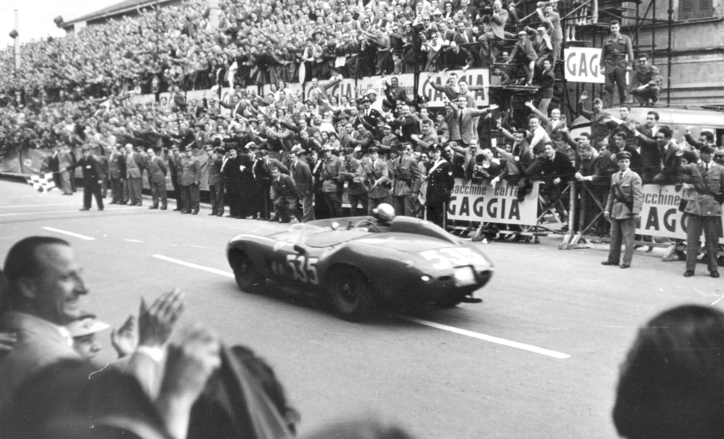 Piero Taruffi all’arrivo della vittoriosa Mille Miglia 1957
